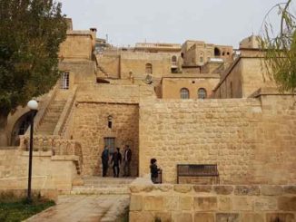 Kirkon edessä ihmiset