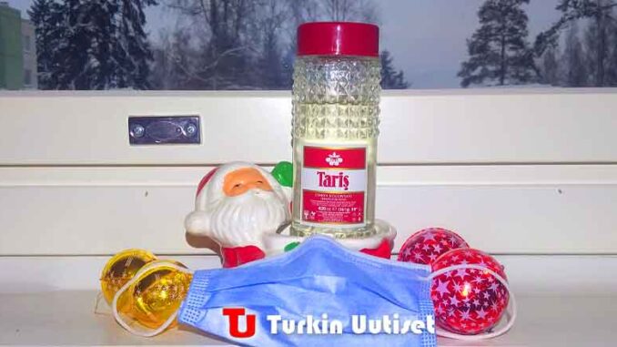 Suojamaski, joulupukki ja kologne